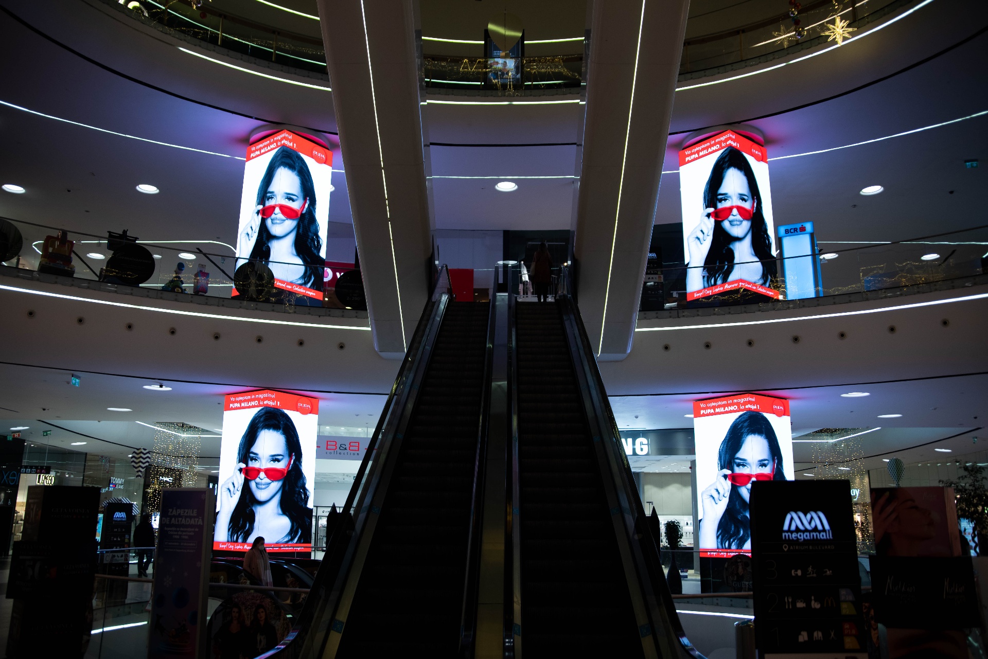 Coloane multimedia LED instalate în Megamall București