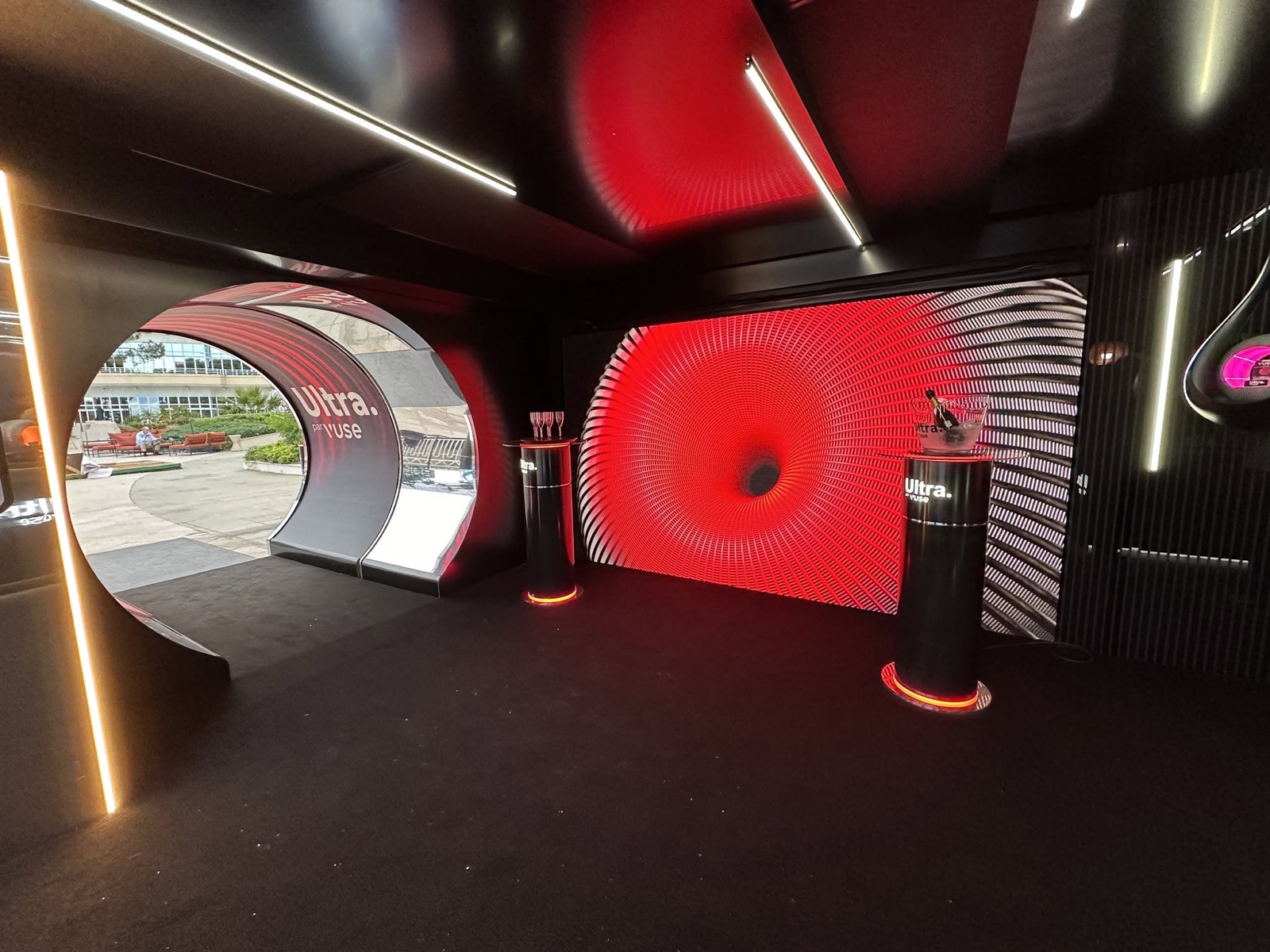 Structură + Ecrane LED Vuse pop-up store Monaco