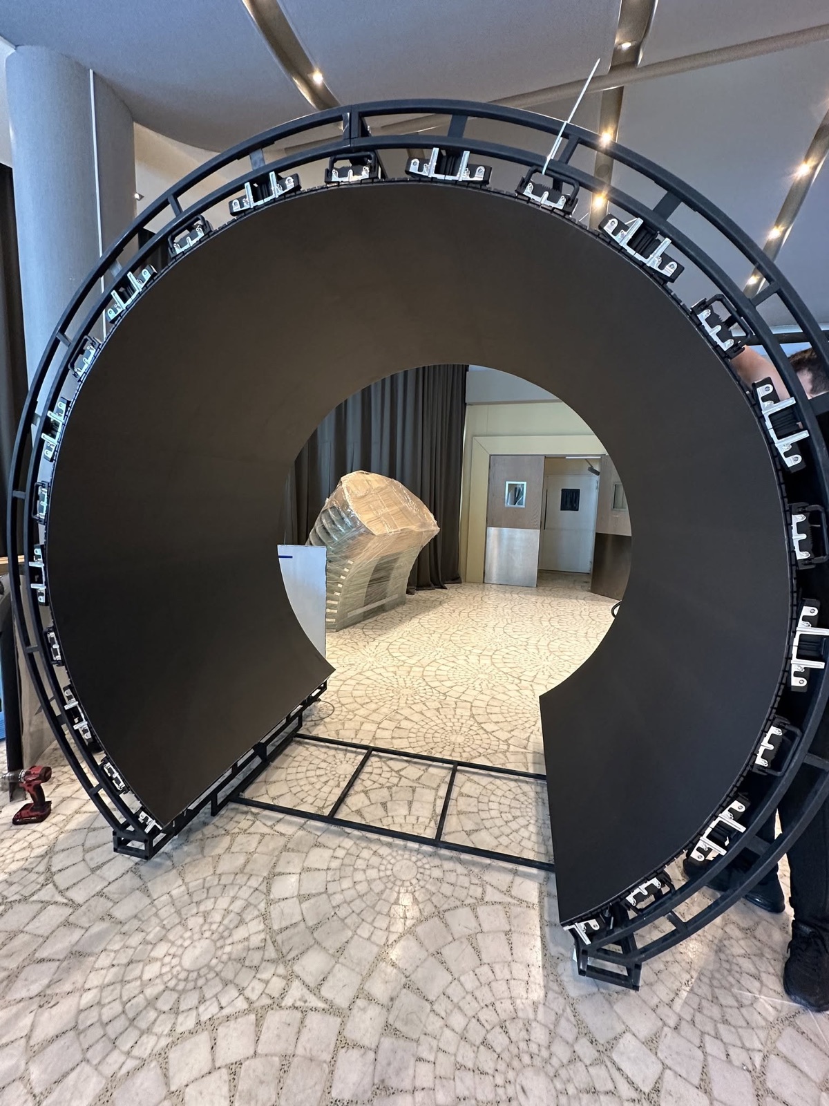 Structură + Ecrane LED Vuse pop-up store Monaco