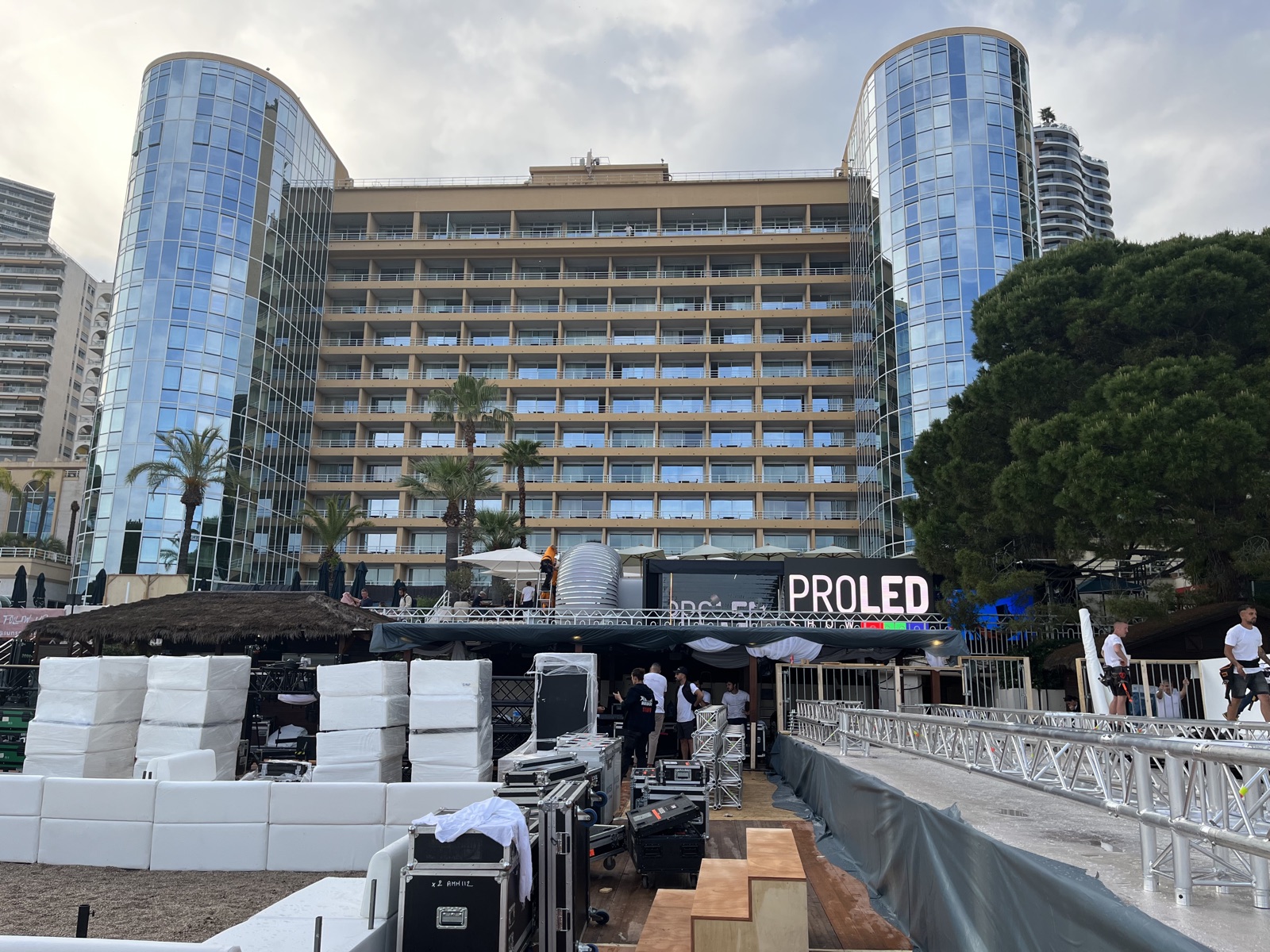 Structură + Ecrane LED Vuse pop-up store Monaco
