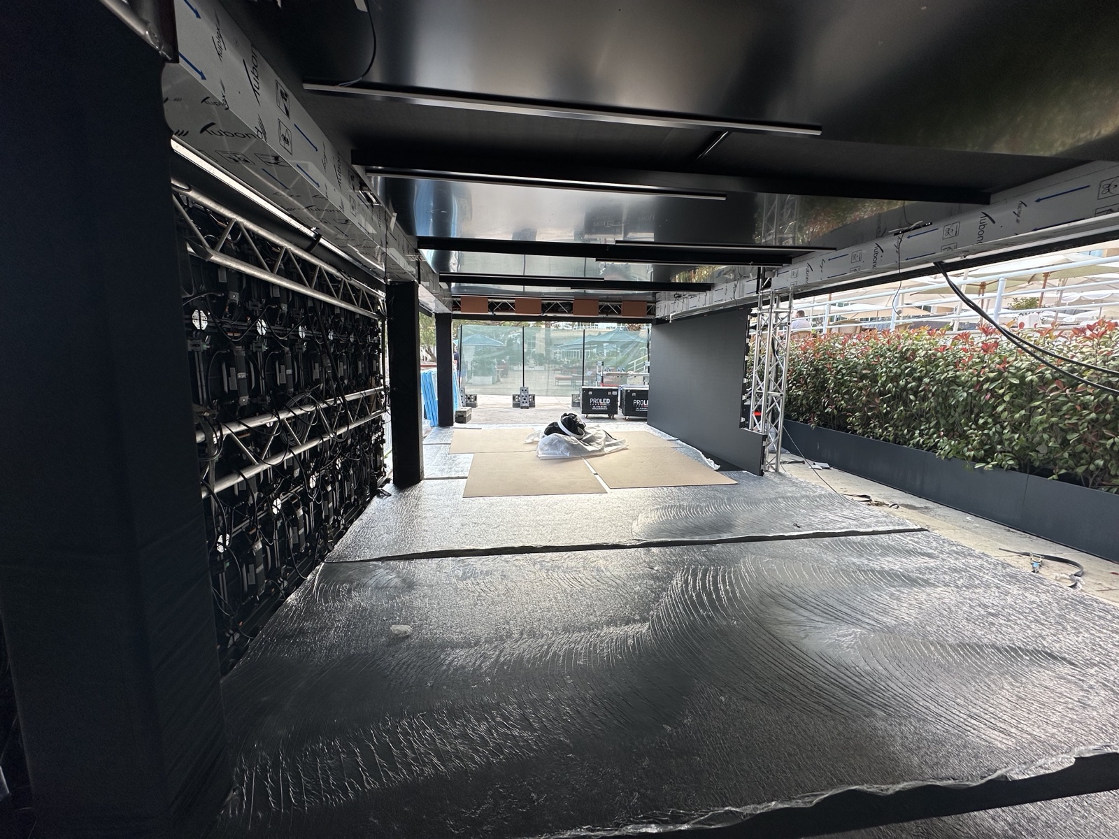 Structură + Ecrane LED Vuse pop-up store Monaco