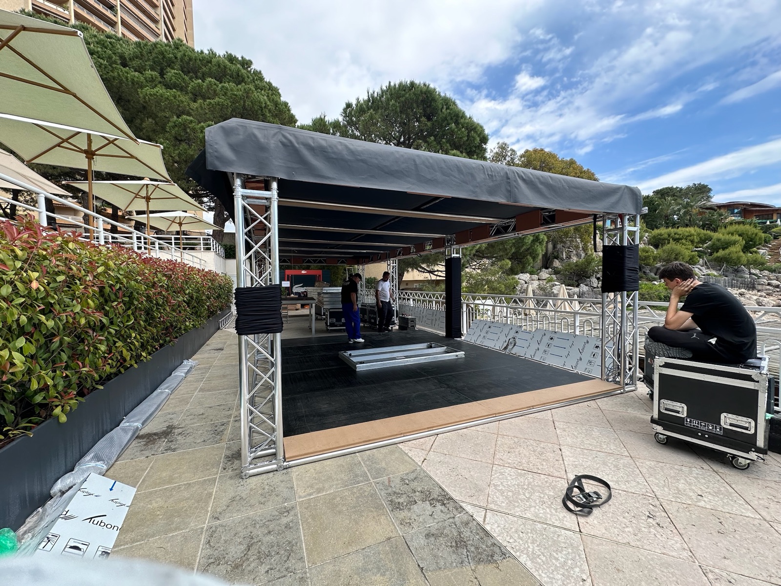 Structură + Ecrane LED Vuse pop-up store Monaco